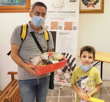 Matteo alla premiazione Genitore e figlio premiati al torneo
