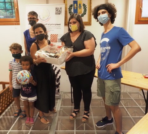 La vincitrice del torneo Veronika Goi riceve il primo premio